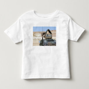 Ein soldiier weist einen irakischen Armeesoldaten Kleinkind T-shirt