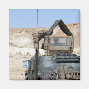 Ein soldiier weist einen irakischen Armeesoldaten Magnet