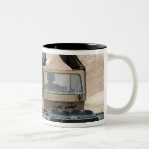 Ein soldiier weist einen irakischen Armeesoldaten Zweifarbige Tasse