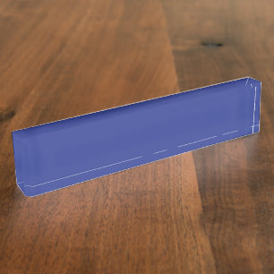 Ein solider blauer Hintergrund ohne sichtbares Ele Namensplakette