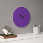 Ein solider, lila Hintergrund mit weißem Quadrat Große Wanduhr<br><div class="desc">Dieser sorgfältig gestaltete Druck zeichnet sich durch einen beeindruckenden, soliden lila Hintergrund aus, der durch ein weißes Quadrat in der Mitte gekennzeichnet ist und einen kühlen und raffinierten visuellen Eindruck hinterlässt. Die Einfachheit des Designs macht es zu einem vielseitigen Stück, das mit seiner modernen Ästhetik jeden Raum mühelos erweitern kann....</div>