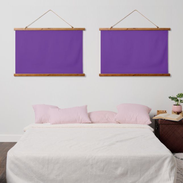 Ein solider, lila Hintergrund mit weißem Quadrat Wandteppich Mit Holzrahmen (Schlafzimmer)