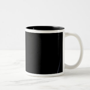 Ein Sonne-belichteter Halbmond von Erde Zweifarbige Tasse