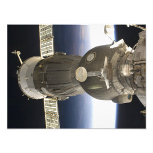 Ein Soyuz Raumfahrzeug backdropped durch Erde Fotodruck