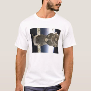 Ein Soyuz Raumfahrzeug backdropped durch Erde T-Shirt