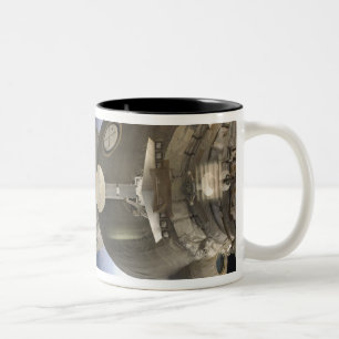Ein Soyuz Raumfahrzeug backdropped durch Erde Zweifarbige Tasse