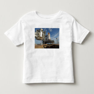 Ein Space Shuttle Atlantis auf dem Launch Pad 39A Kleinkind T-shirt