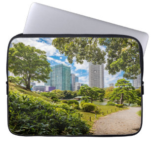 Ein Spaziergang durch die Hama Rikyu Gärten, Tokio Laptopschutzhülle