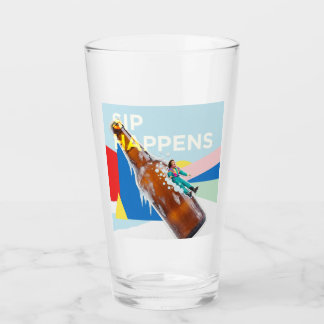 Ein spielerisches „Sip Happens“-Trinkglas Glas