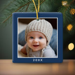 Ein Square Foto plus Jahr - minimale Seegrenzen Keramikornament<br><div class="desc">Fügen Sie dieser niedlichen Urlaubsatmosphäre ein Bild hinzu - ideal für Kinder. Ein einfaches und modernes Foto,  um ein unvergessliches Ornament für Ihren Baum zu schaffen. Ein moderner minimaler Schriftart für das Jahr mit einem Platz zum Hochladen von 1 quadratischem Foto.</div>
