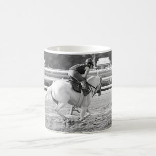Ein starker weißer Thoroughbred an Saratoga. Kaffeetasse