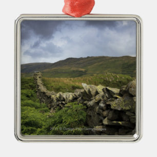 Ein Steinzaun durch Felder Silbernes Ornament