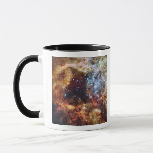 Ein stellares Kinderzimmer, bekannt als R136 Tasse (Links)