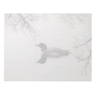 Ein Sterntaucher schwimmt in einem nördlichen See Notizblock