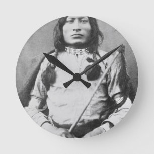 Ein Stier-Krieger, 1882 (b/w Foto) Runde Wanduhr