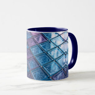 Ein stilisierter Mug mit rautenförmigen Glasaalen. Tasse
