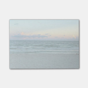 Ein Strand mit weißem Sand, blaues Wasser Post-it Klebezettel