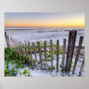 Ein Strand-Zaun am Sonnenuntergang Poster
