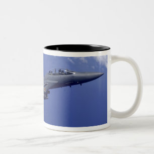 Ein Streik Eagle der Luftwaffen-F-15E Zweifarbige Tasse