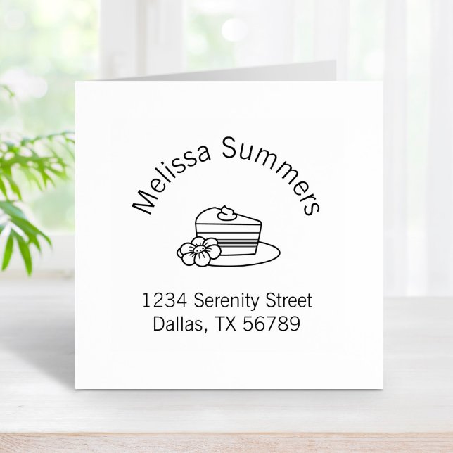 Ein Stück Kuchen auf einer Plattenaufsatzadresse Gummistempel (Von Creator hochgeladen)