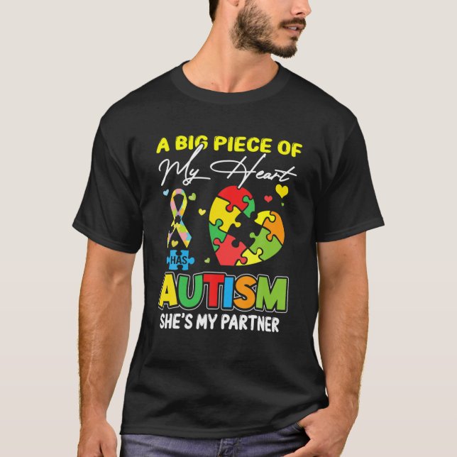 Ein Stück meines Herzens hat Autismus mein Partner T-Shirt (Vorderseite)