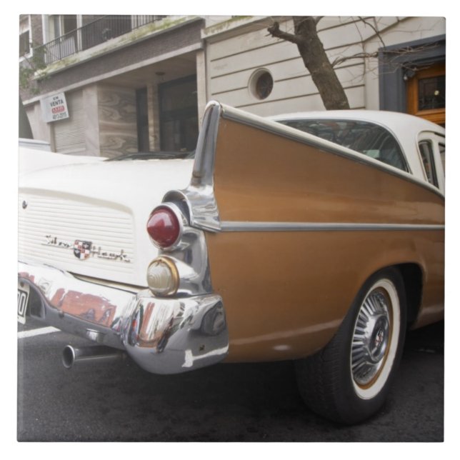 Ein Studebaker Silver Hawk Oldtimer, der auf einer Fliese (Vorderseite)
