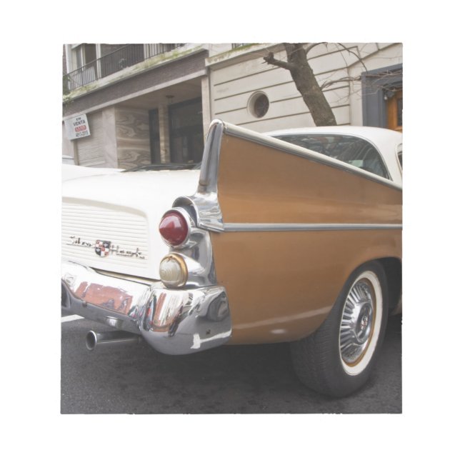 Ein Studebaker Silver Hawk Oldtimer, der auf einer Notizblock (Vorderseite)