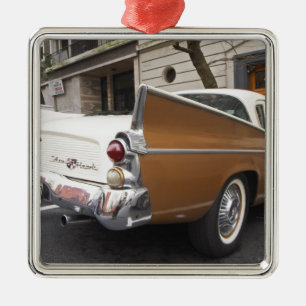 Ein Studebaker Silver Hawk Oldtimer, der auf einer Silbernes Ornament