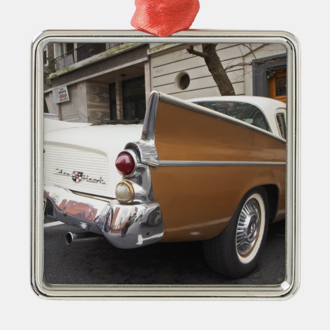 Ein Studebaker Silver Hawk Oldtimer, der auf einer Silbernes Ornament (Vorne)