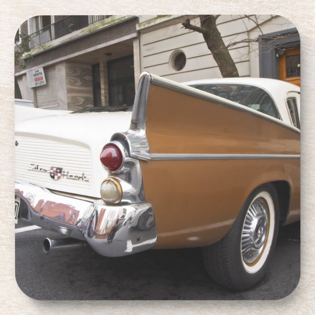 Ein Studebaker Silver Hawk Oldtimer, der auf einer Untersetzer (Vorderseite)