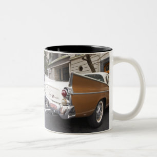 Ein Studebaker Silver Hawk Oldtimer, der auf einer Zweifarbige Tasse