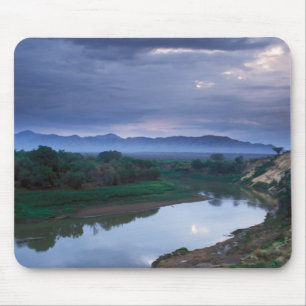 Ein stürmischer Morgen mit drohenden Wolken Mousepad