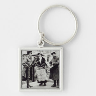 Ein Suffragette, der Zeitungen bis zwei verkauft Schlüsselanhänger