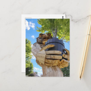Ein surrealer Troll hält einen Baum hoch Postkarte