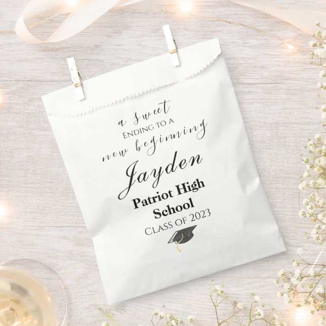 Ein Süß, der zu einem neuen Beginnend-Abschluss en Geschenktütchen (Ausgeschnitten)