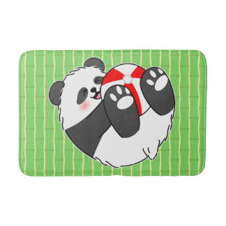 Ein süßes Baby-Panda spielt mit einem Ball Badematte