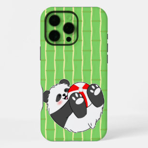 Ein süßes Baby-Panda spielt mit einem Ball iPhone 16 Pro Max Hülle