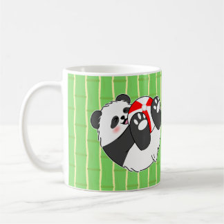 Ein süßes Baby-Panda spielt mit einem Ball Kaffeetasse