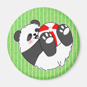 Ein süßes Baby-Panda spielt mit einem Ball Magnet