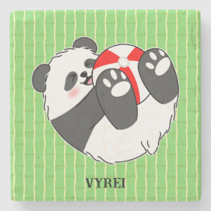 Ein süßes Baby-Panda spielt mit einem Ball Steinuntersetzer