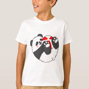 Ein süßes Baby-Panda spielt mit einem Ball T-Shirt