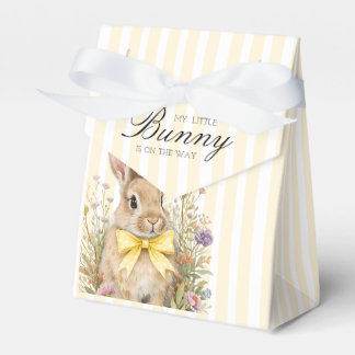Ein süßes kleines Blumenhäschen mit gelber Schleif Geschenkschachtel