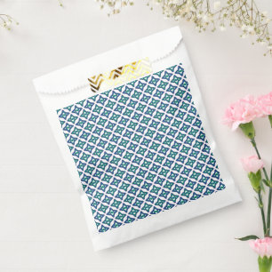 Ein symmetrischer blau-weißer Teppich mit komplizi Geschenktütchen