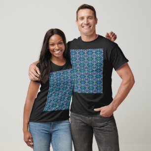 Ein symmetrisches Muster blauer Motive auf einem T T-Shirt