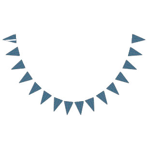 Ein symmetrisches Muster blauer Motive auf einem T Wimpelkette