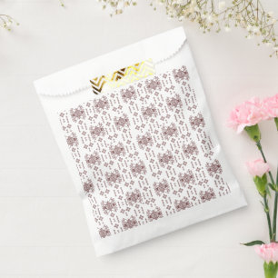 Ein symmetrisches weißes Packpapier mit einem Retp Geschenktütchen