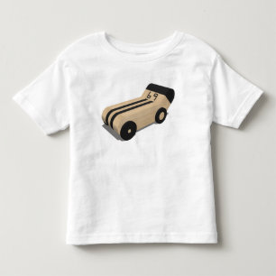 Ein T-Shirt mit einem Spielzeug-Rallyeauto Nummer 