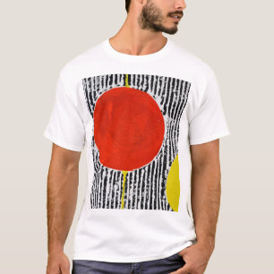 Ein T - Shirt mit einer großen roten Stelle