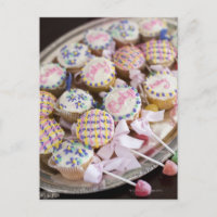 Ein Tablett mit Baby rattle Kuchen an einer Babydu