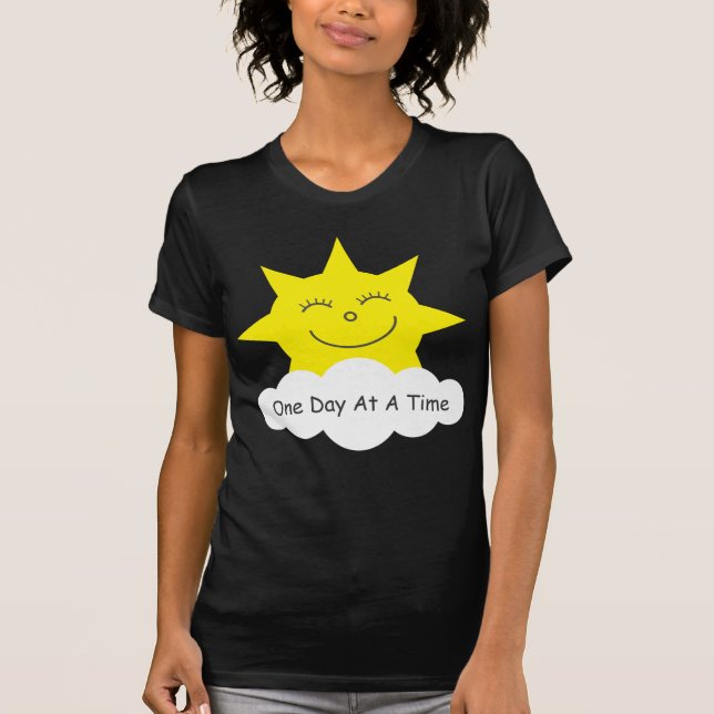"Ein Tagesauf einmal" glücklicher Sonne T - Shirt (Vorderseite)